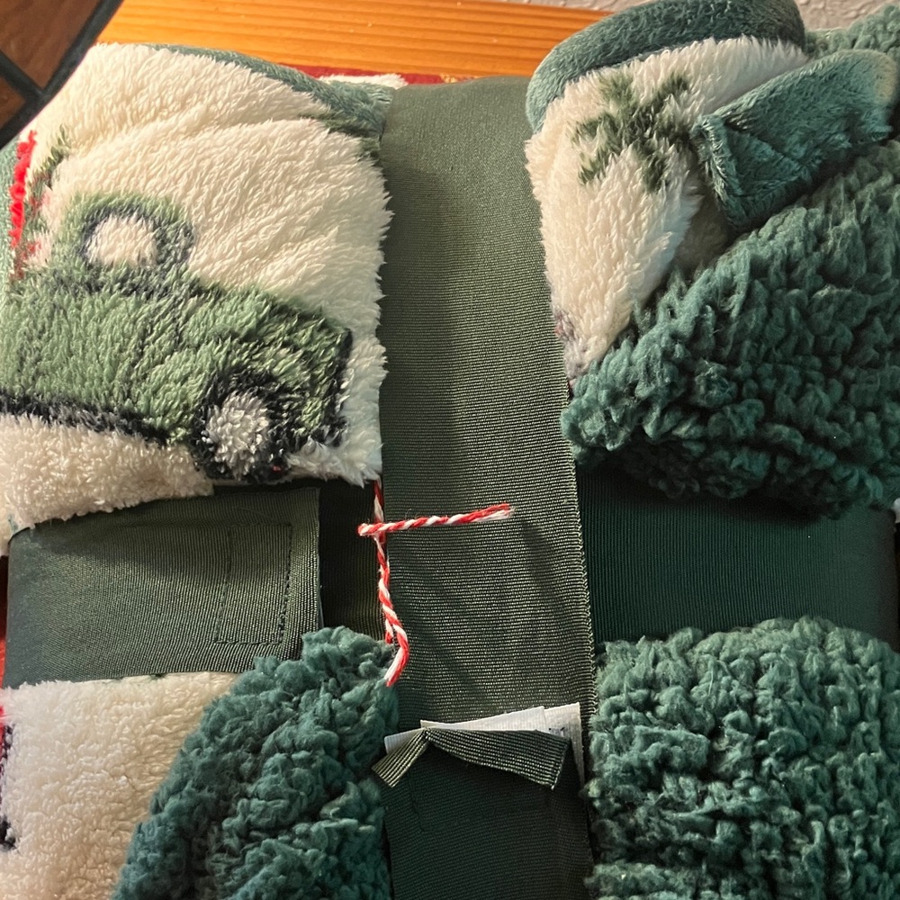 Cozy Green and White Sherpa Throw Blanket - Picture 4 of 9